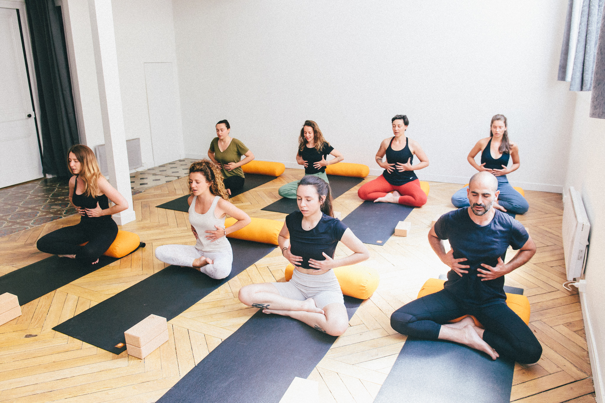 Cours de yoga petit comité Lyon respiration méditation hatha