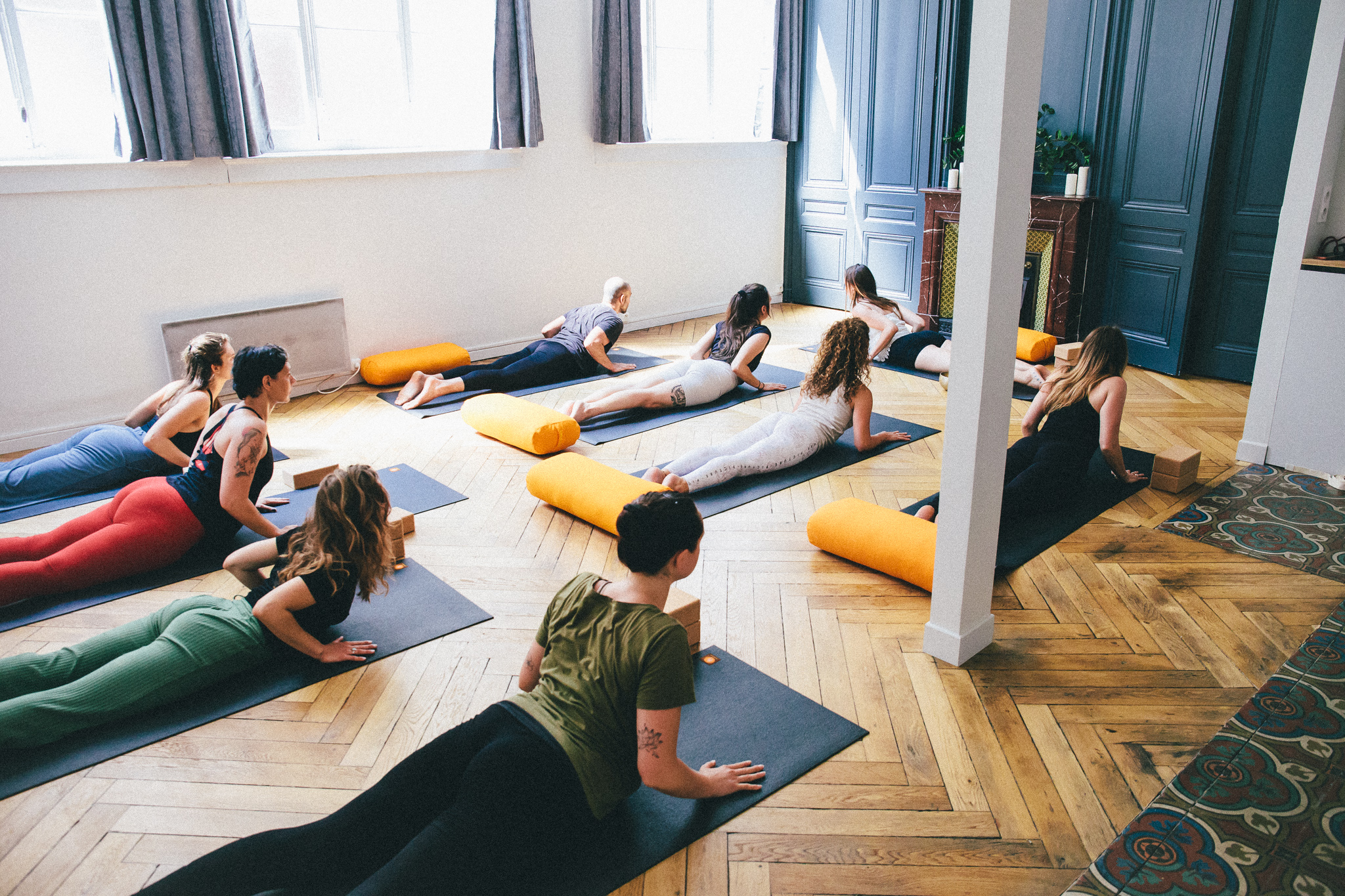 Cours de yoga petit groupe posture cobra Lyon